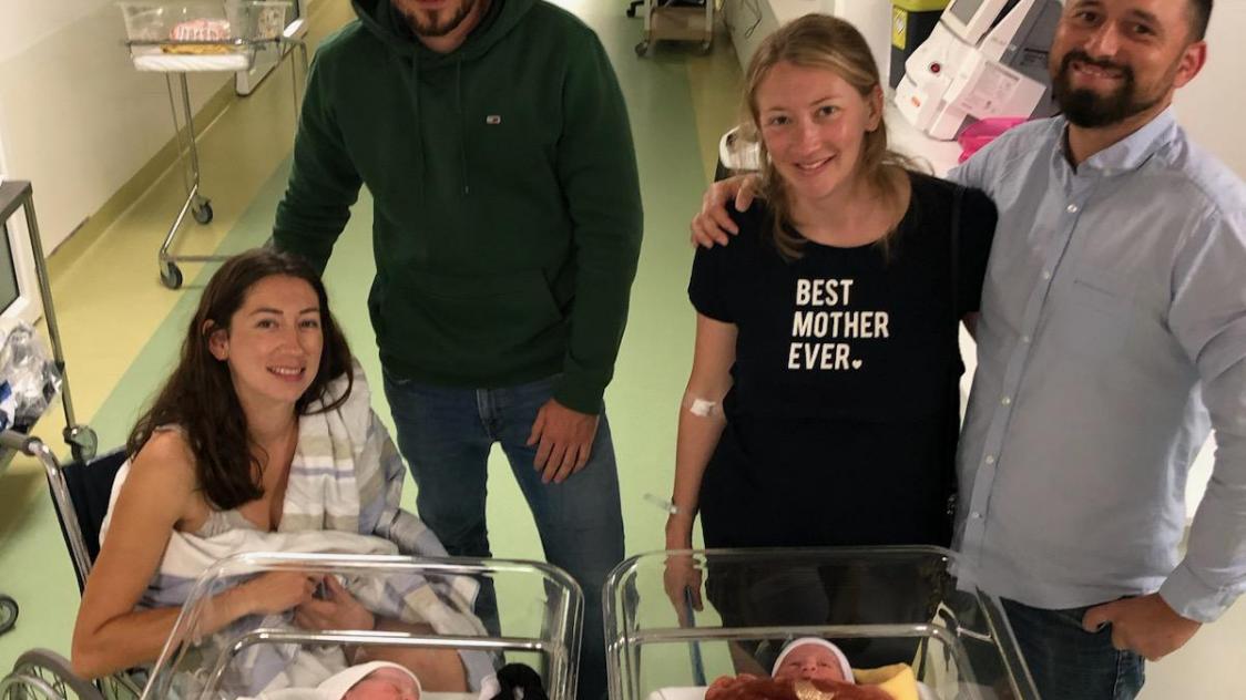 Sans le savoir deux s urs accouchent de leur enfant quelques